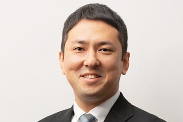 﨑地 康文 氏